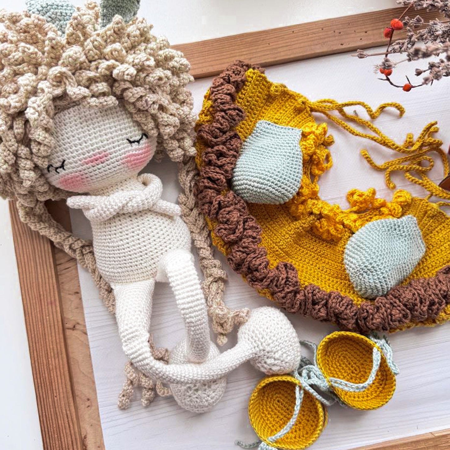 PDF Crochet Pattern Amigurumi Doll Friendly Bee - TUTORIAL with 200 pictures + VIDEO with Subtitles English